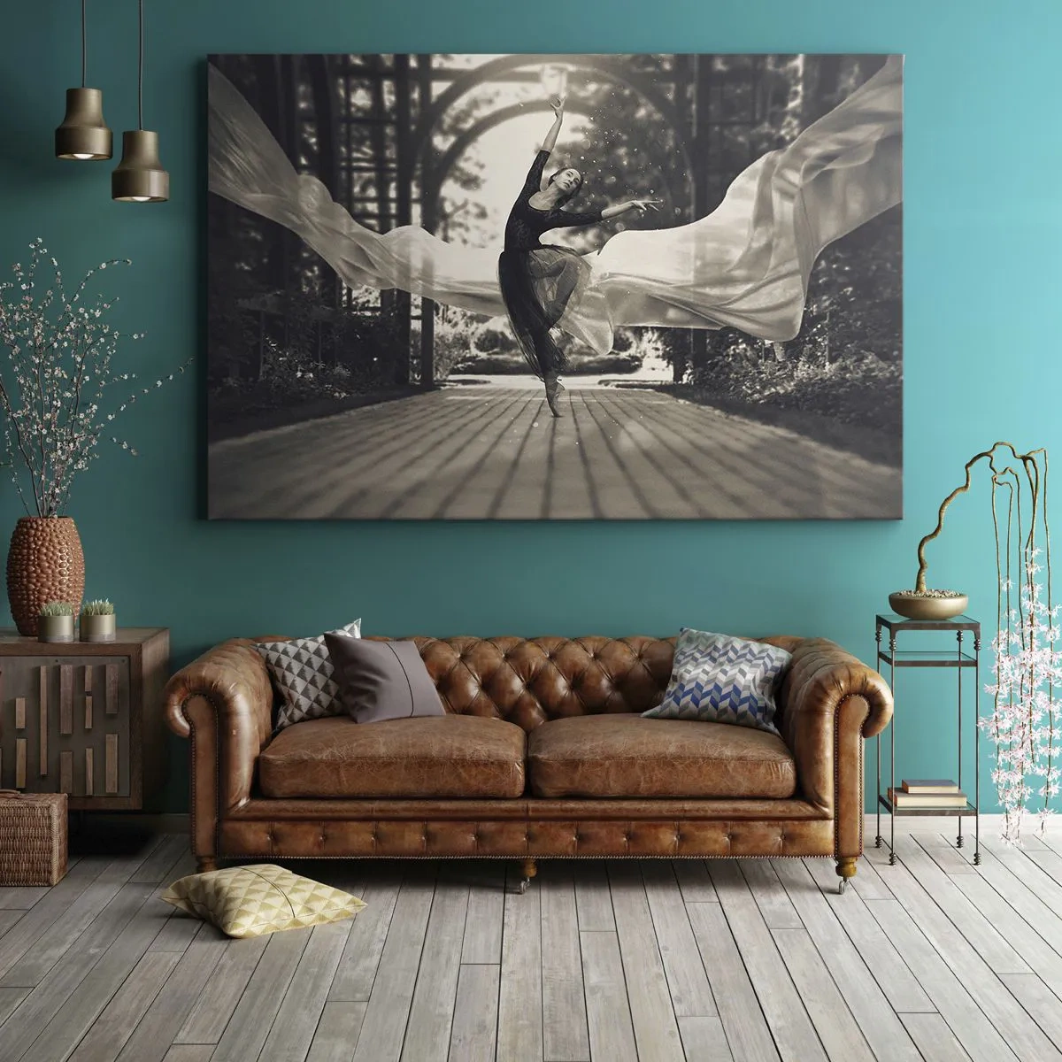 Lærredstryk - Billede på lærred - En danser i en flagrende kjole udfører et hop mod en sort og hvid havebaggrund. - 70x50cm - Dans i haven - Moderne vægdekoration til stue og soveværelse ARTTOR