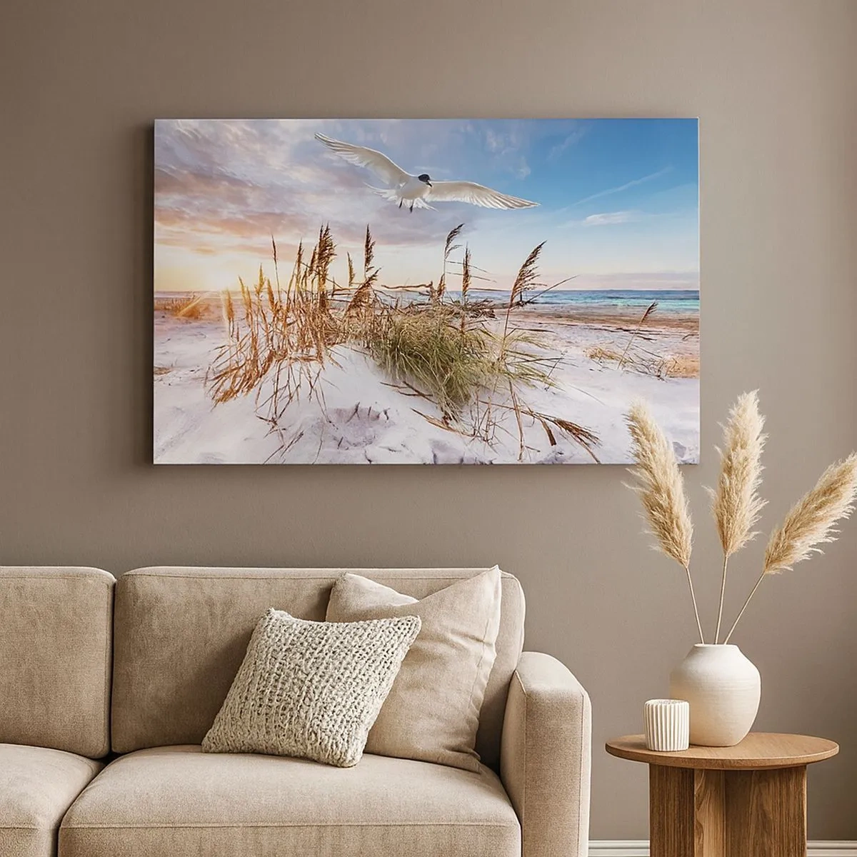 Lærredstryk - Billede på lærred - Strand med flyvende måger ved solnedgang - 70x50cm - Vind fra havet - Moderne vægdekoration til stue og soveværelse ARTTOR