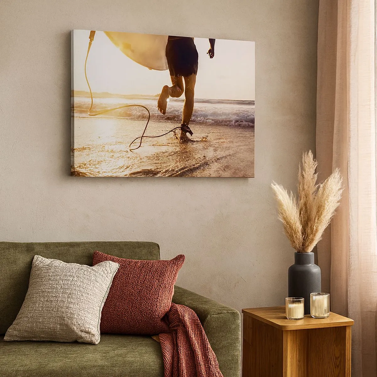 Lærredstryk - Billede på lærred - En surfer løber langs stranden med sit bræt i solskinnet. - 70x50cm - For at møde bølgen - Moderne vægdekoration til stue og soveværelse ARTTOR