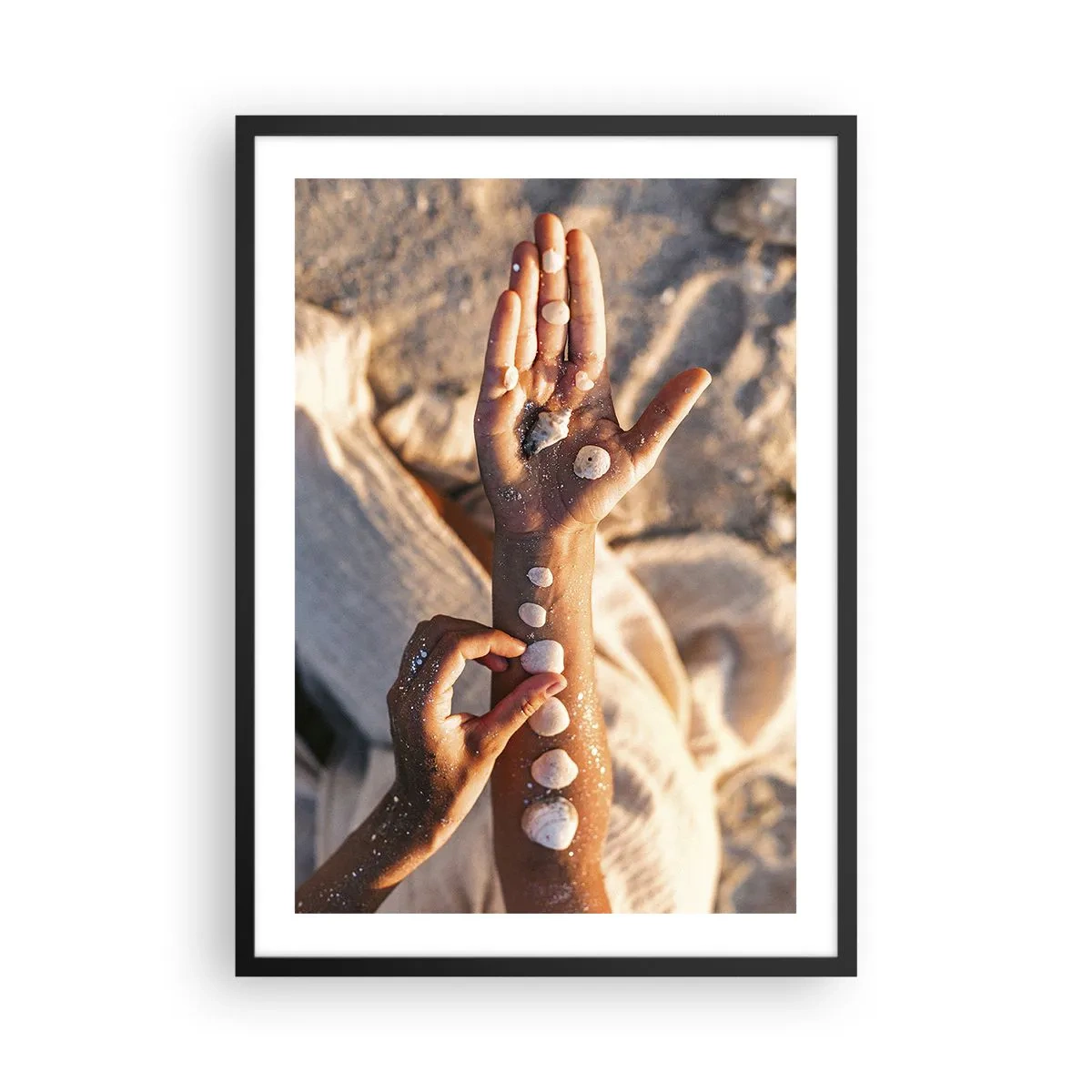 Plakat i sort ramme - Hænder dekoreret med skaller på en sandbaggrund - 50x70cm - Skønhed inden for rækkevidde - Moderne vægdekoration til stue og soveværelse ARTTOR