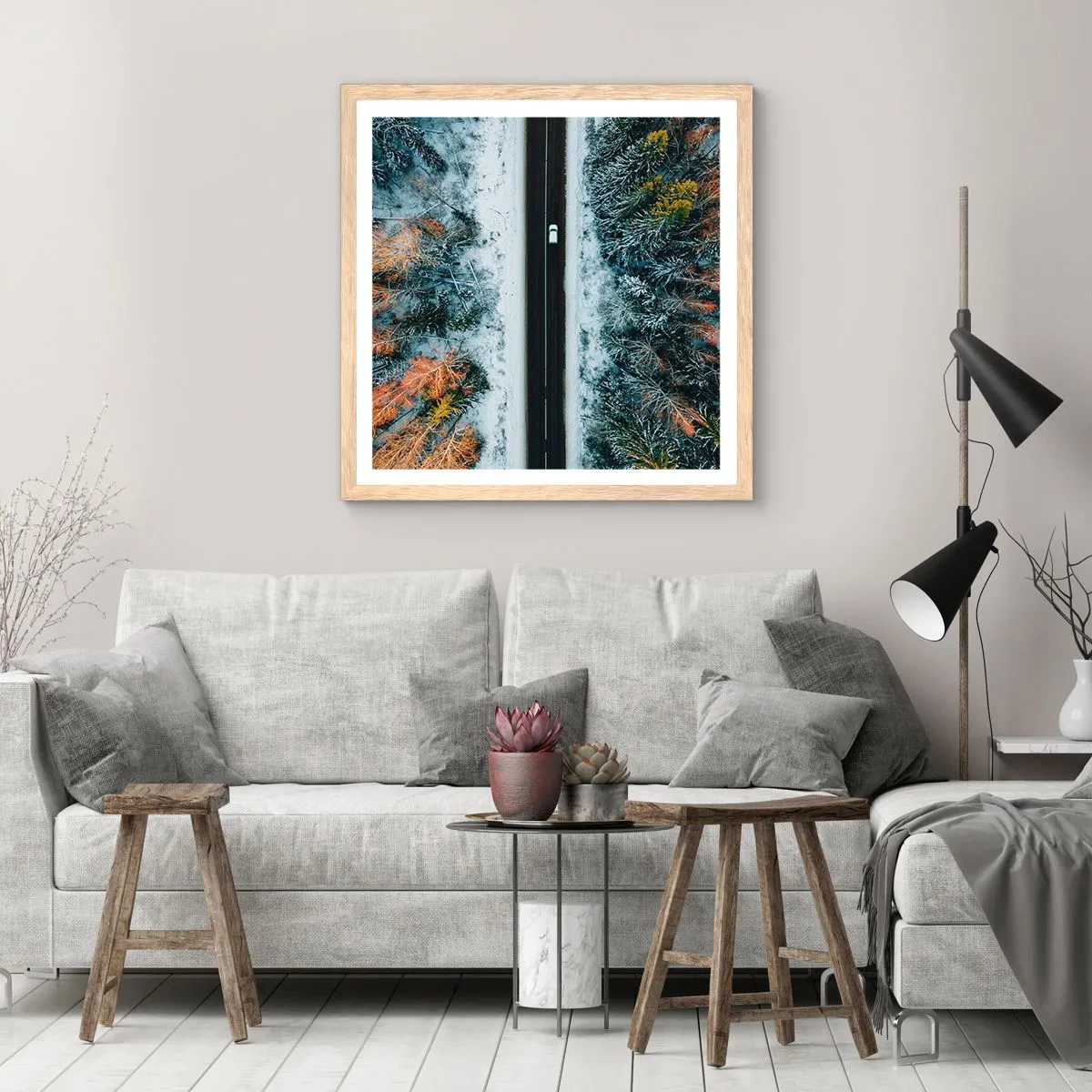 Plakat i ramme af lyst egetræ - Skær gennem vinterskoven - 40x40 cm