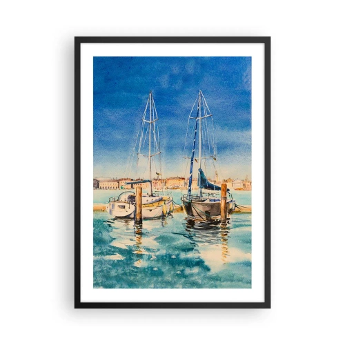 Plakat i sort ramme - Akvarel illustration af sejlbåde mod en blå lagune på en solskinsdag. - 50x70cm - Solrig lagune - Moderne vægdekoration til stue og soveværelse ARTTOR