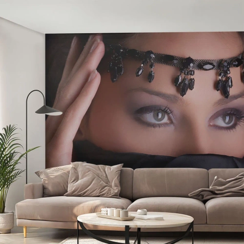 Fototapet Standard Eco - En kvinde i et sort slør med dekorative smykker på panden - 100x70cm - Orientalsk fristende mysterium - Moderne vægdekoration til stue og soveværelse ARTTOR