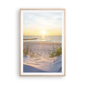 Plakat i ramme af lyst egetræ - Havet brummer, fuglene synger, en vild strand midt i græsset.... - 61x91 cm