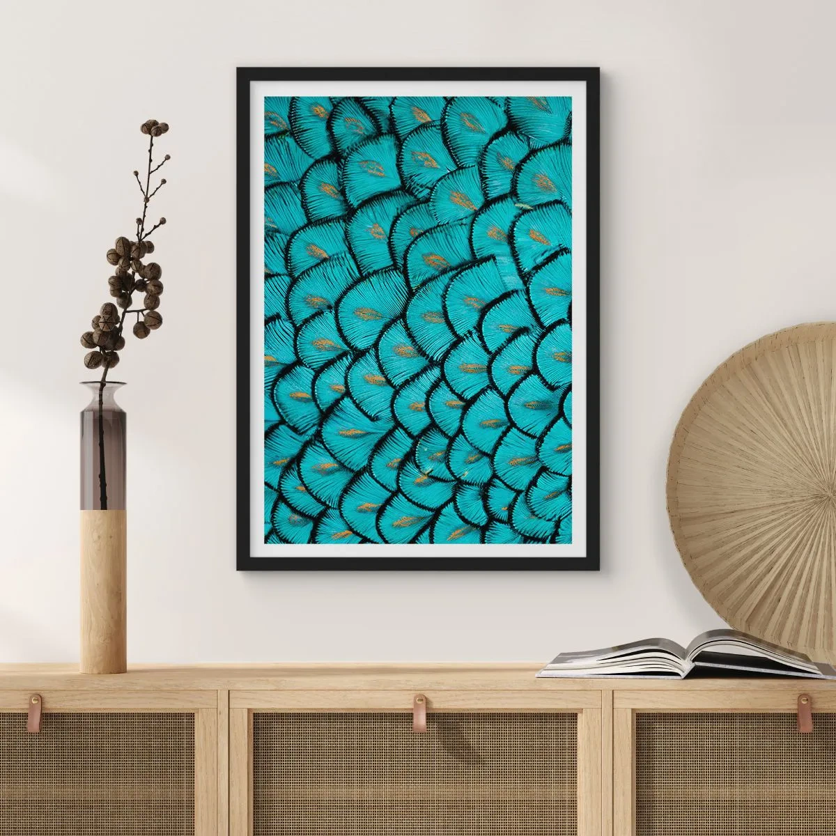 Plakat i sort ramme - Makrofotografi af turkise fjer med et unikt mønster - 50x70cm - Den store fjer-galla - Moderne vægdekoration til stue og soveværelse ARTTOR