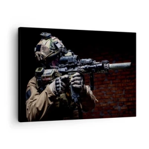 Lærredstryk - Billede på lærred - En soldat i fuldt udstyr med en riffel - 70x50cm - Dødeligt effektiv - Moderne vægdekoration til stue og soveværelse ARTTOR