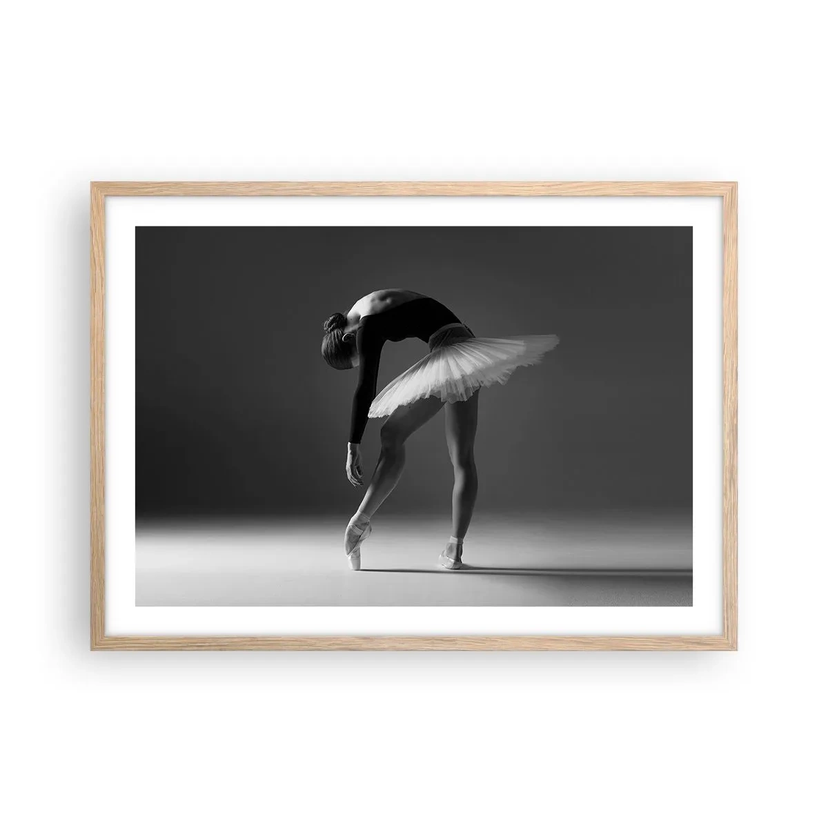Plakat i ramme af lyst egetræ - Bella balerina - 70x50 cm