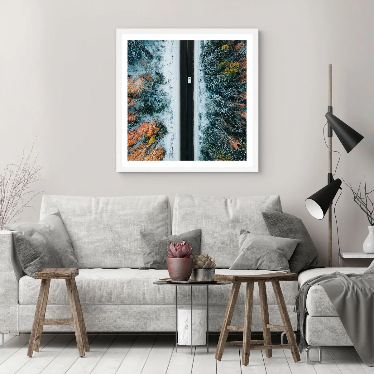 Plakat i hvid ramme - Skær gennem vinterskoven - 40x40 cm
