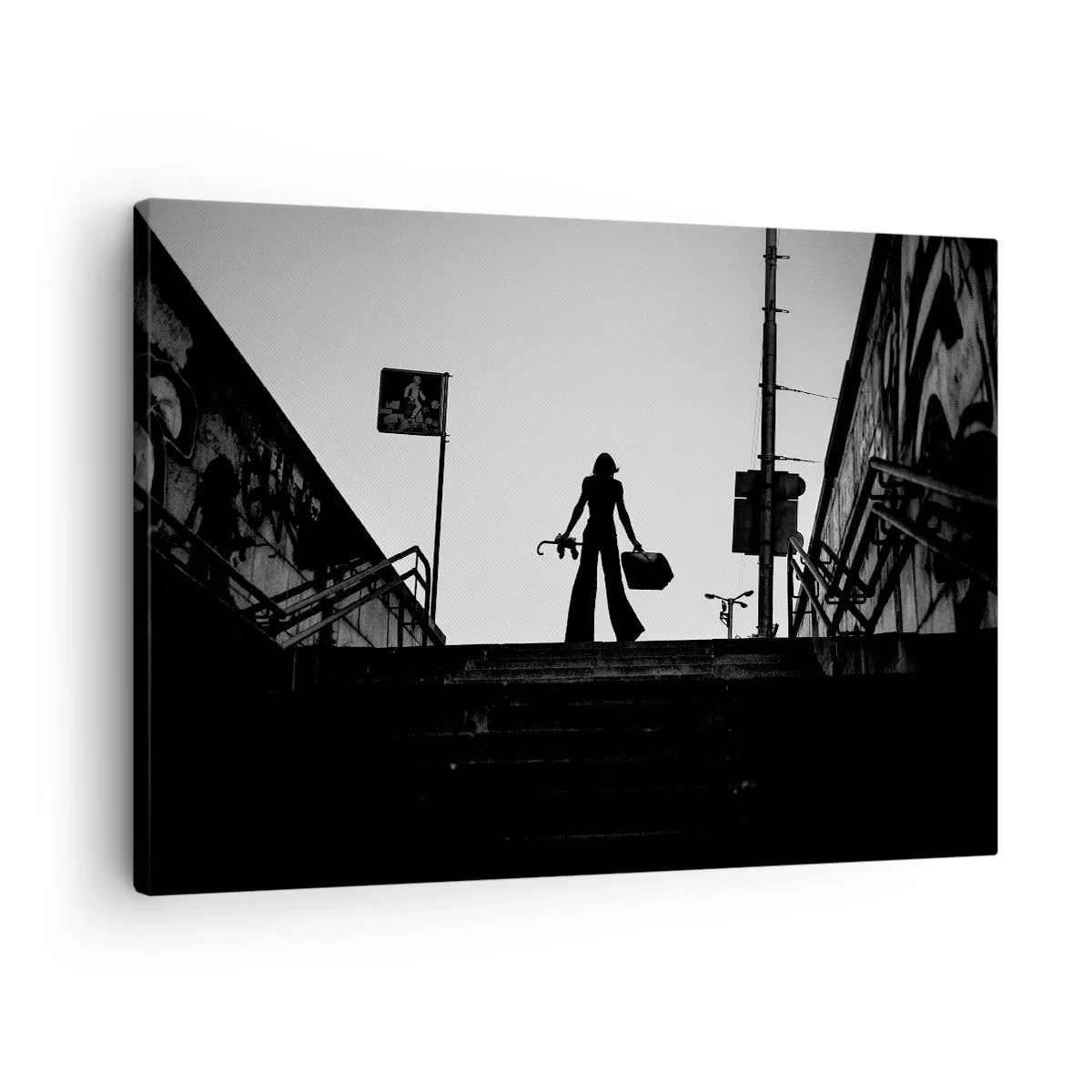 Lærredstryk - Billede på lærred - En kvindefigur på trappen i sort-hvid med en dynamisk atmosfære - 70x50cm - Vandring i byen - Moderne vægdekoration til stue og soveværelse ARTTOR