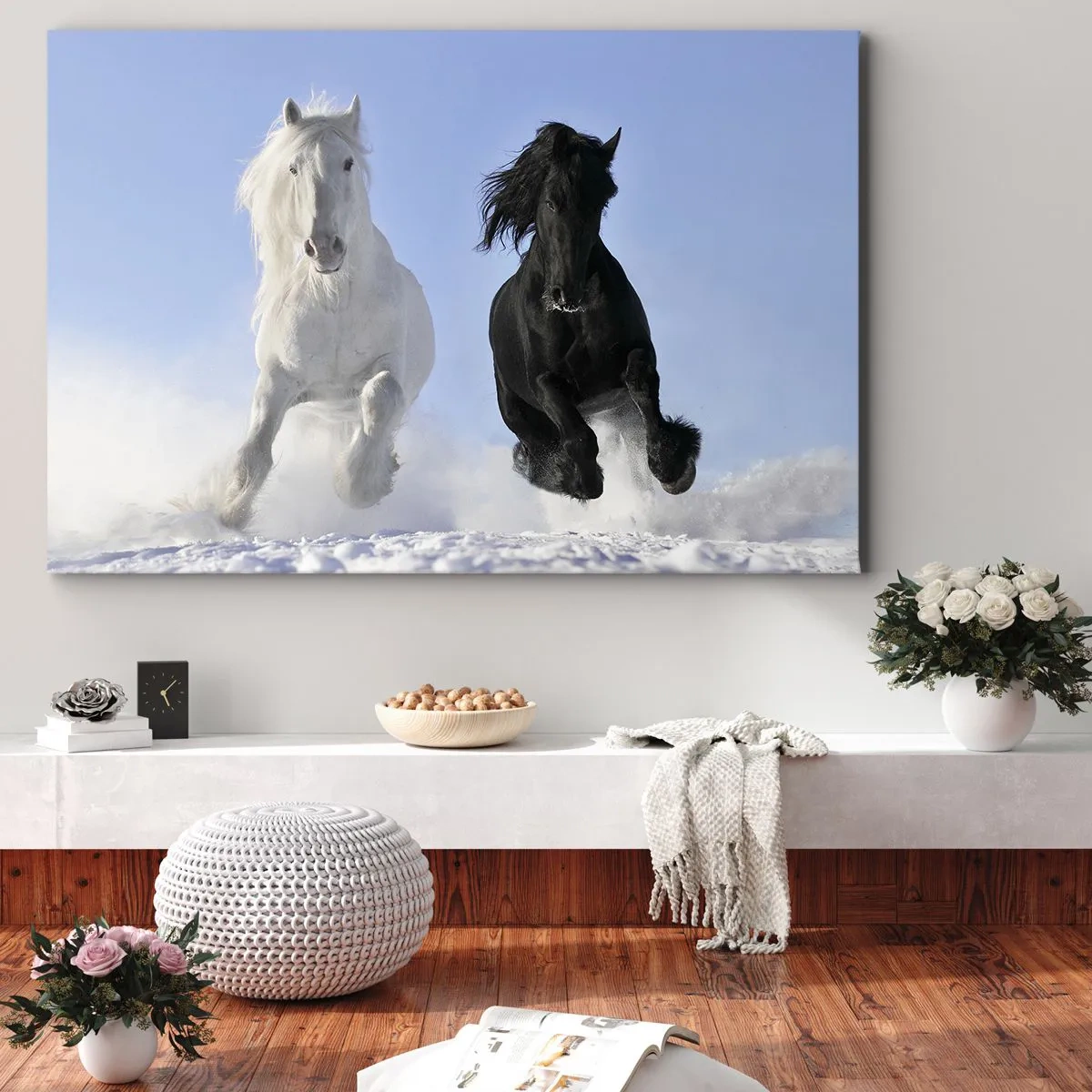 Lærredstryk - Billede på lærred - En hvid og en sort hest galoperer gennem sneen - 70x50cm - Sort og hvid galop - Moderne vægdekoration til stue og soveværelse ARTTOR
