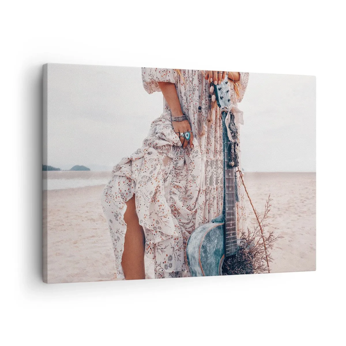 Lærredstryk - Billede på lærred - Kvinde i boho-stil med guitar på stranden - 70x50cm - Børn blomster på vej - Moderne vægdekoration til stue og soveværelse ARTTOR