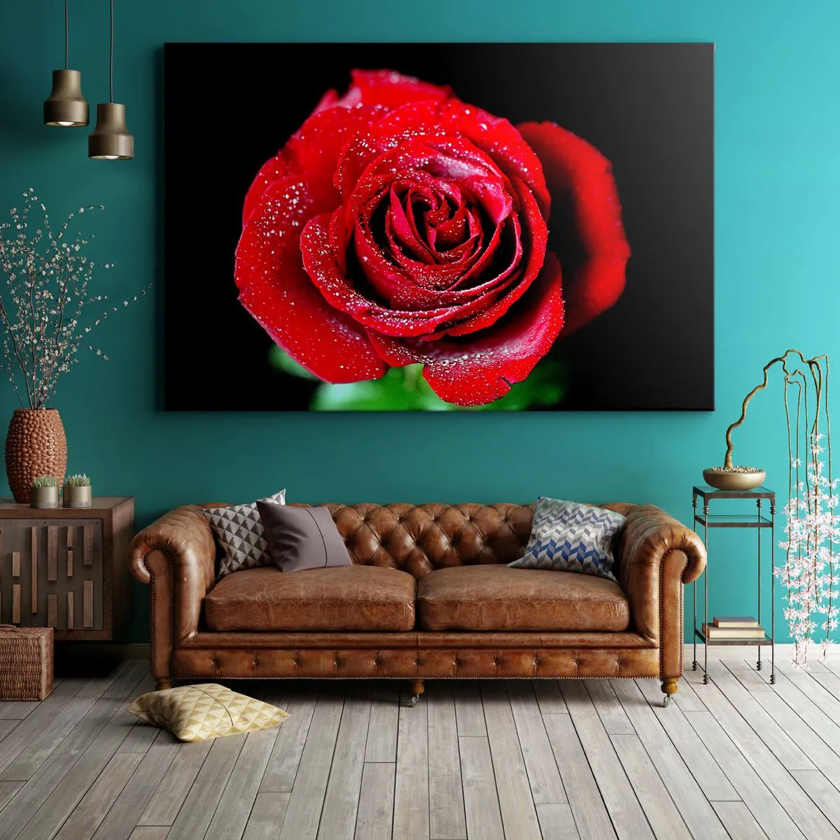 Lærredstryk - Billede på lærred - En rød rose dækket med dugdråber på en sort baggrund. - 70x50cm - Det er kærlighed - Moderne vægdekoration til stue og soveværelse ARTTOR