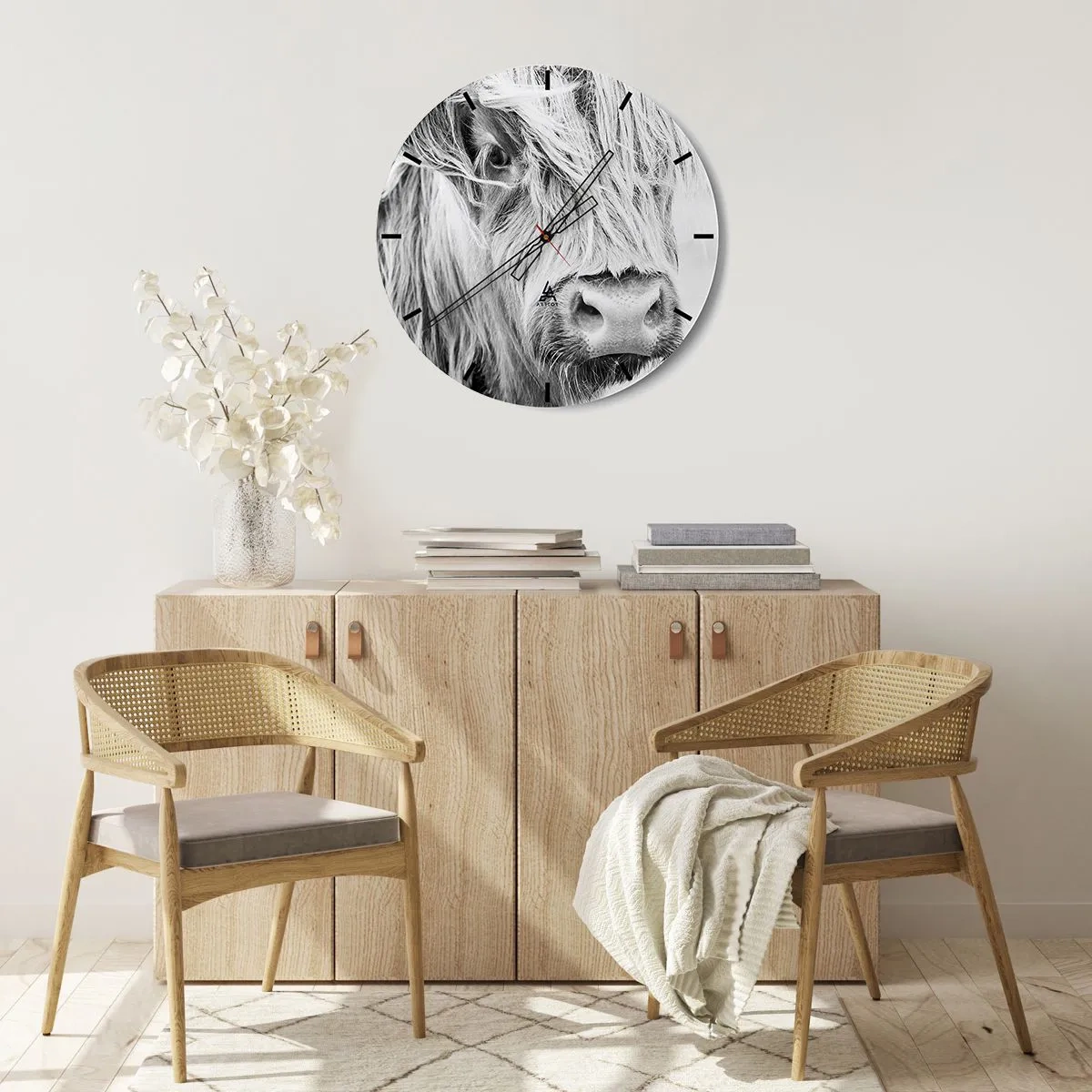 Vægur, Uret - Portræt af et langhåret skotsk kvæg i sort-hvid - 30x30cm - Skotsk vildmark - Moderne vægdekoration til stue, køkken og soveværelse ARTTOR