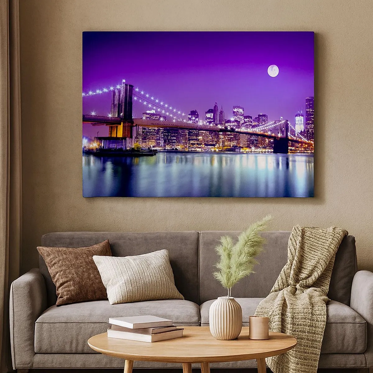 Lærredstryk - Billede på lærred - Brooklyn Bridge om natten med byen oplyst og fuldmåne - 70x50cm - Storbyens lys i lilla - Moderne vægdekoration til stue og soveværelse ARTTOR
