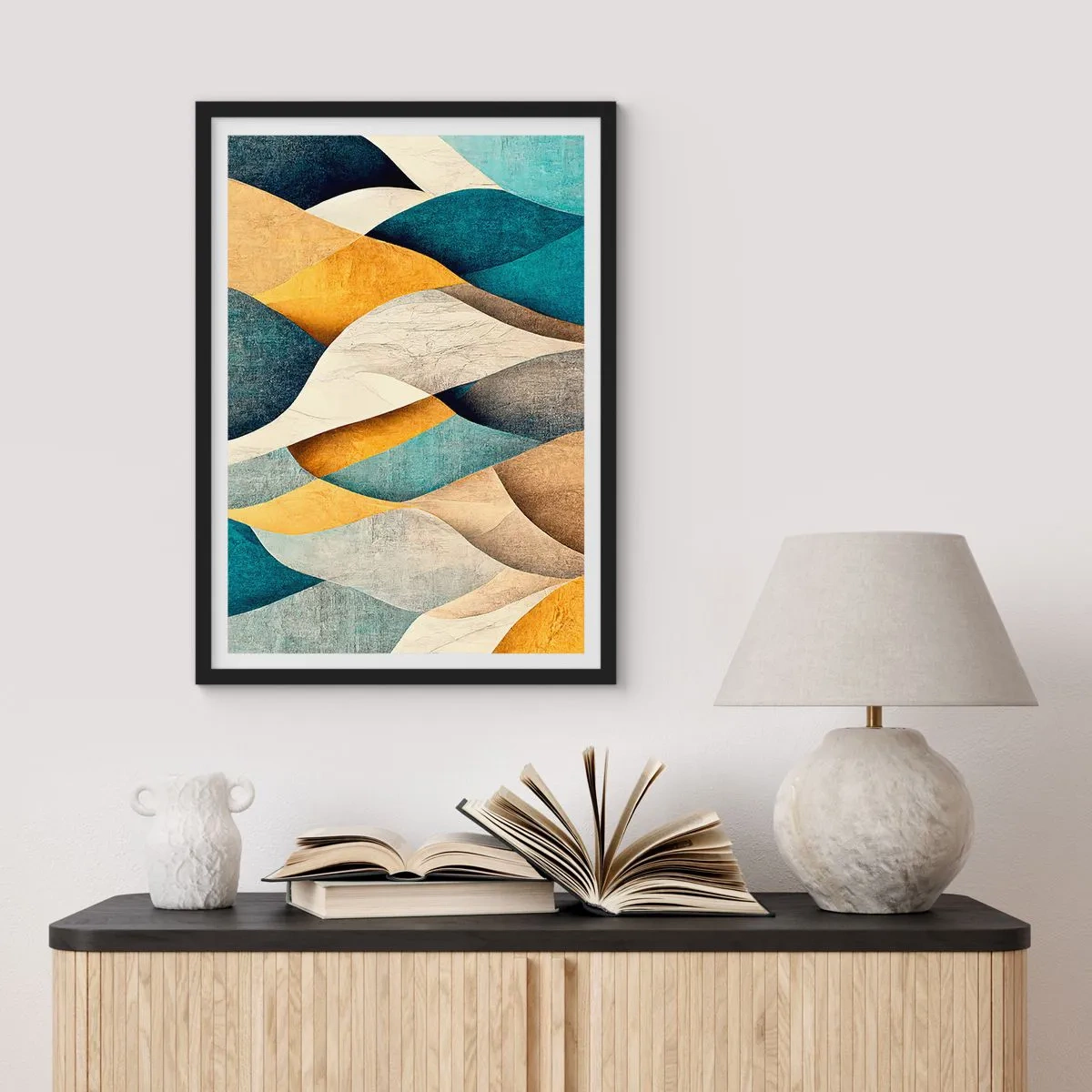 Plakat i sort ramme - En abstrakt komposition af bølgede former i gyldne og blå farver. - 50x70cm - Rytme og bølger - Moderne vægdekoration til stue og soveværelse ARTTOR