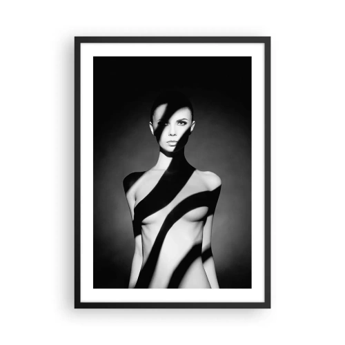 Plakat i sort ramme - Kvinde i sort-hvide grafiske skygger - 50x70cm - I blænding og skygge - Moderne vægdekoration til stue og soveværelse ARTTOR