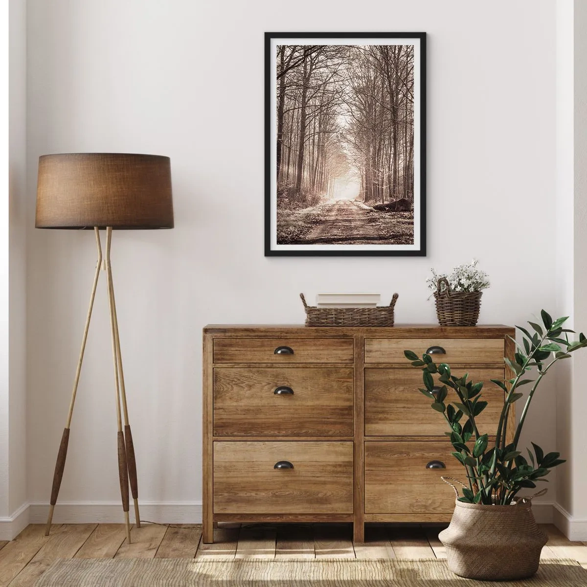Plakat i sort ramme - En skovsti i efterårssepia-toner - 50x70cm - Skovkatedralen - Moderne vægdekoration til stue og soveværelse ARTTOR