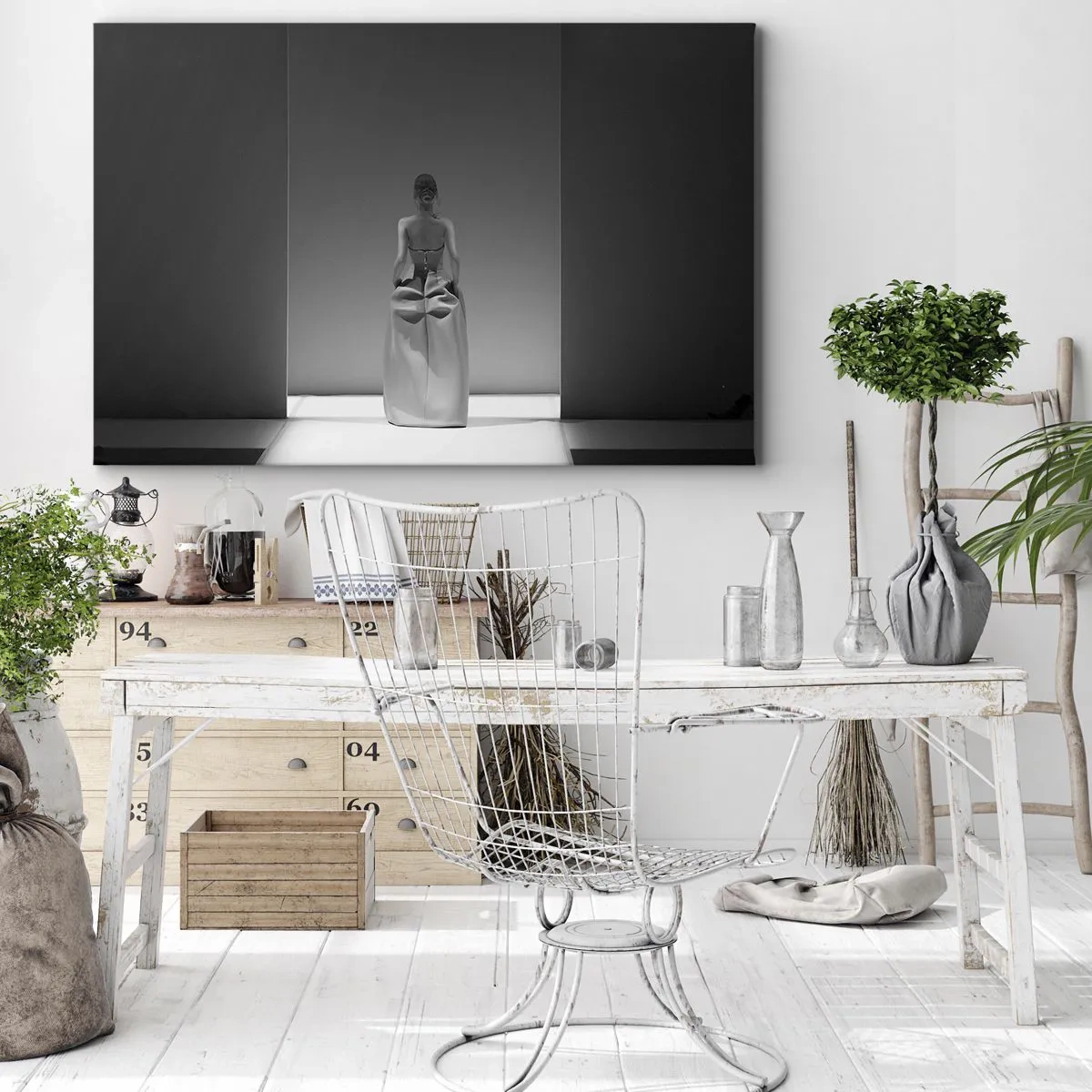 Lærredstryk - Billede på lærred - Et sort-hvidt maleri med en minimalistisk scene af en kvinde i et geometrisk rum. - 70x50cm - Raffineret enkelhed - Moderne vægdekoration til stue og soveværelse ARTTOR