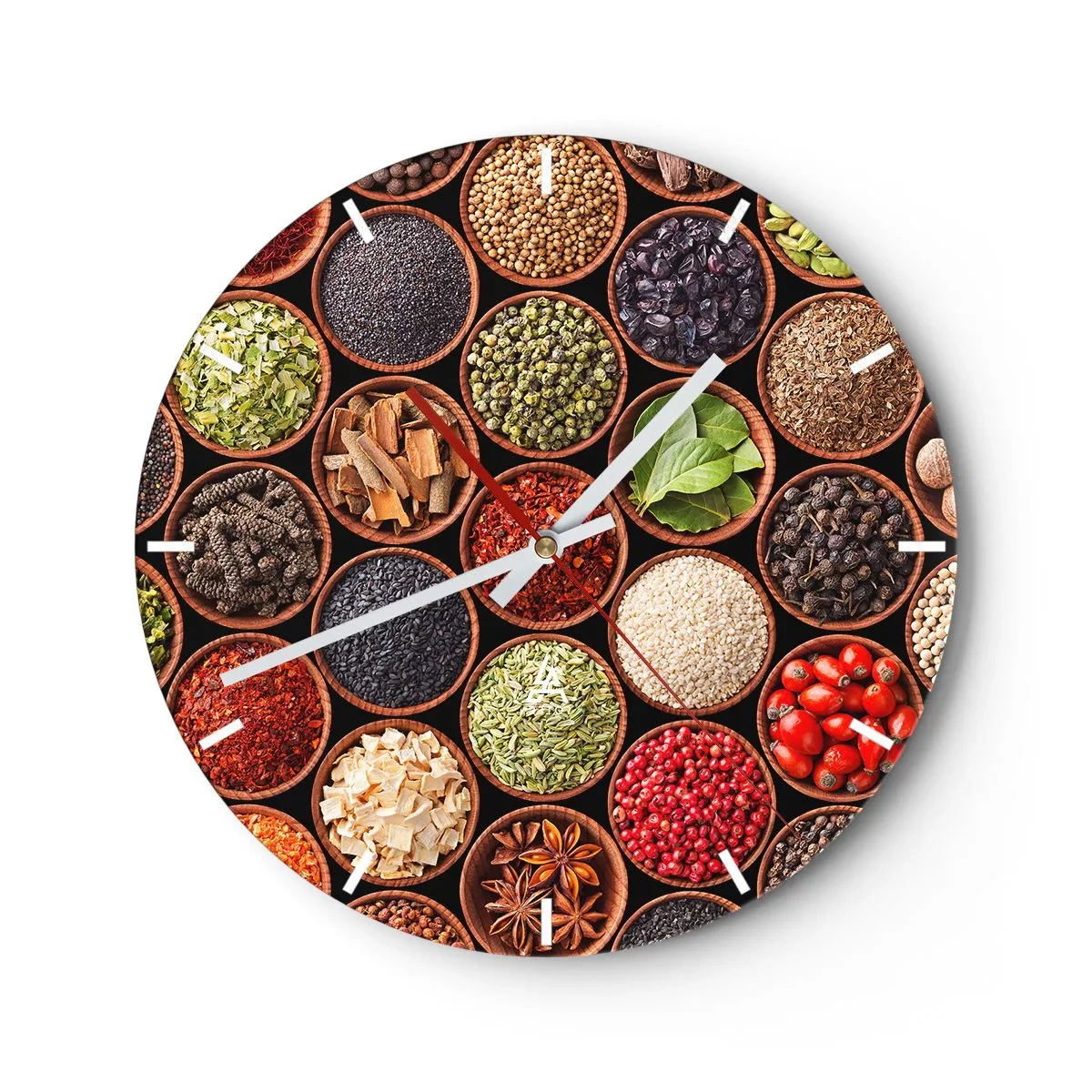 Vægur, Uret - En urskive med et farverigt motiv af krydderier og urter i træskåle. - 30x30cm - Alle verdens smage - Moderne vægdekoration til stue, køkken og soveværelse ARTTOR