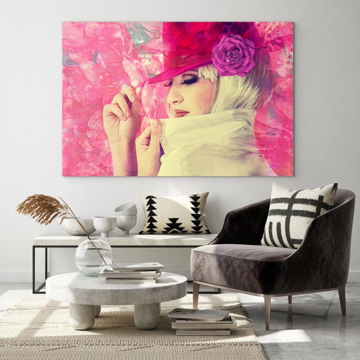 Billede på glas - Illustration af en kvinde med en lyserød hat og en blomst i baggrunden - 70x50cm - Retro portræt i lyserødt - Moderne vægdekoration til stue og soveværelse ARTTOR