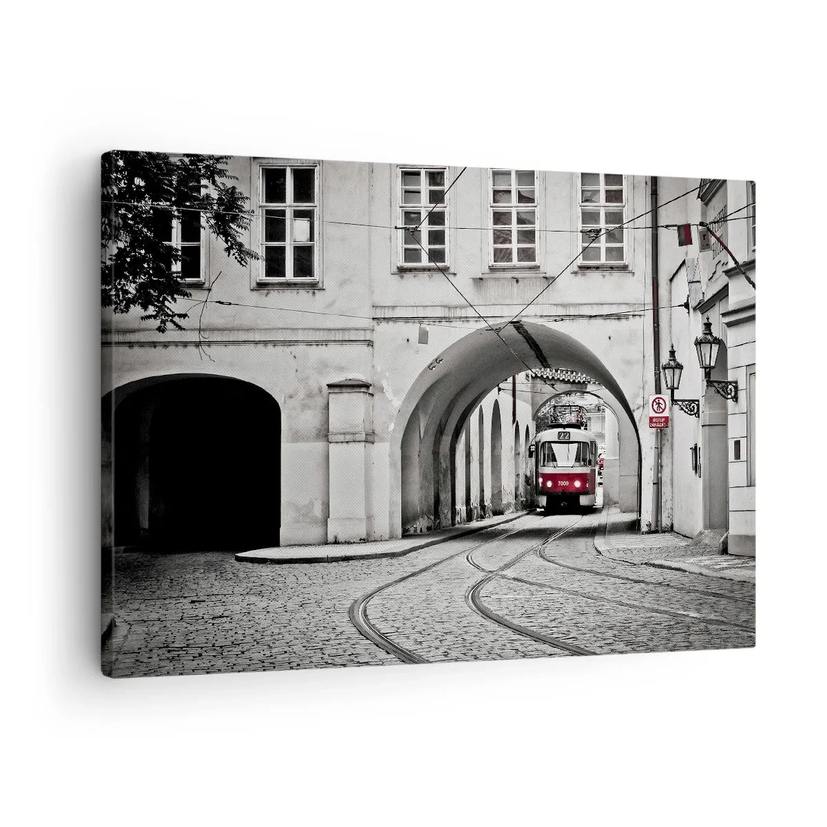 Lærredstryk - Billede på lærred - En sort-hvid sporvogn i en historisk bygade - 70x50cm - Gennem byens labyrint - Moderne vægdekoration til stue og soveværelse ARTTOR