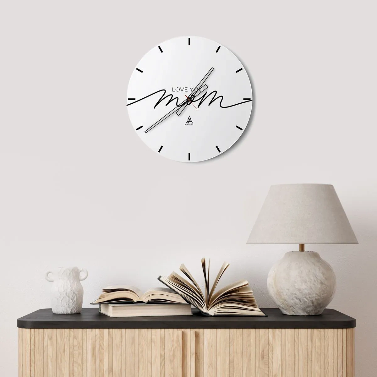 Vægur, Uret - Indskriften "Elsker dig, mor" på en hvid baggrund i elegant stil - 30x30cm - Stor følelse - Moderne vægdekoration til stue, køkken og soveværelse ARTTOR