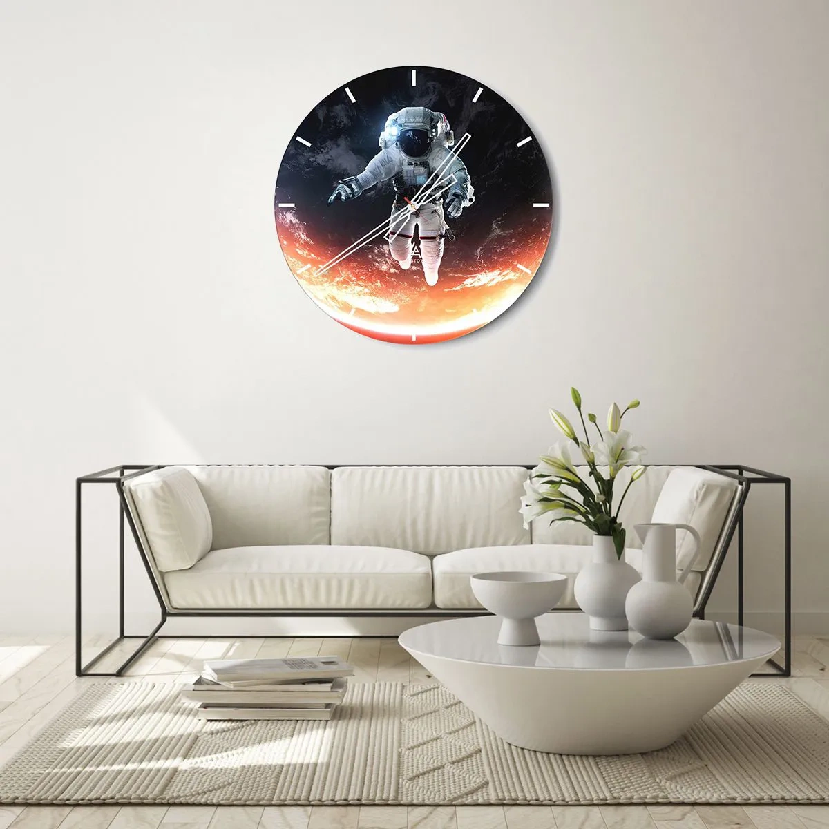 Vægur, Uret - En astronaut, der svæver i rummet med udsigt til Jorden - 30x30cm - Må jeg blive lidt længere? - Moderne vægdekoration til stue, køkken og soveværelse ARTTOR