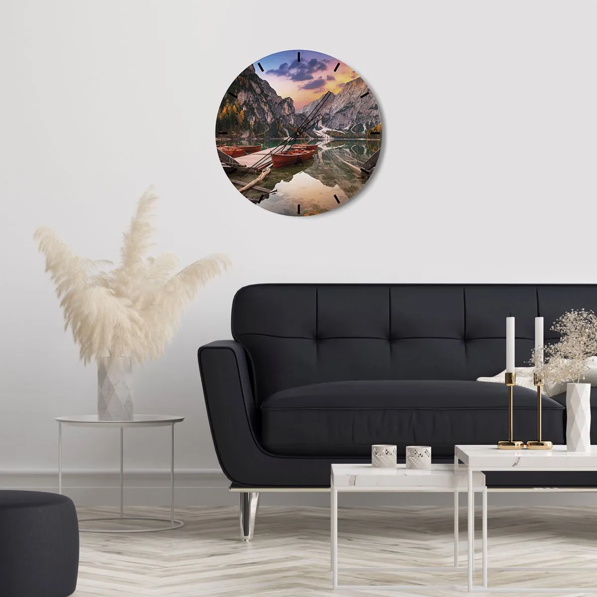 Vægur, Uret - Træbåde ved molen mod baggrund af bjerge og en sø ved daggry - 30x30cm - Dagens løfte - Moderne vægdekoration til stue, køkken og soveværelse ARTTOR