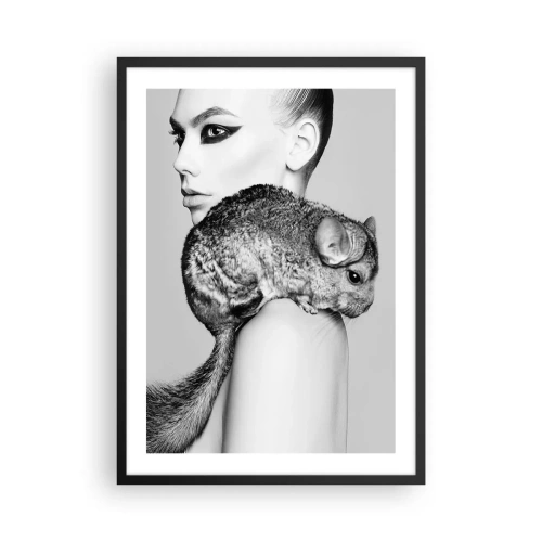 Plakat i sort ramme - En kvinde med en chinchilla i et kunstnerisk sort-hvidt billede - 50x70cm - Dame med en chinchilla - Moderne vægdekoration til stue og soveværelse ARTTOR