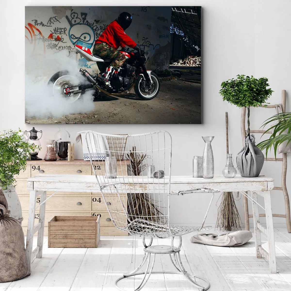 Lærredstryk - Billede på lærred - En motorcyklist udfører en spektakulær drift i en forladt bygning dækket af graffiti. - 70x50cm - Jag mig! - Moderne vægdekoration til stue og soveværelse ARTTOR