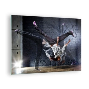 Billede på glas - Dynamisk dans mod en industriel væg som baggrund - 70x50cm - Gadestjerne - Moderne vægdekoration til stue og soveværelse ARTTOR
