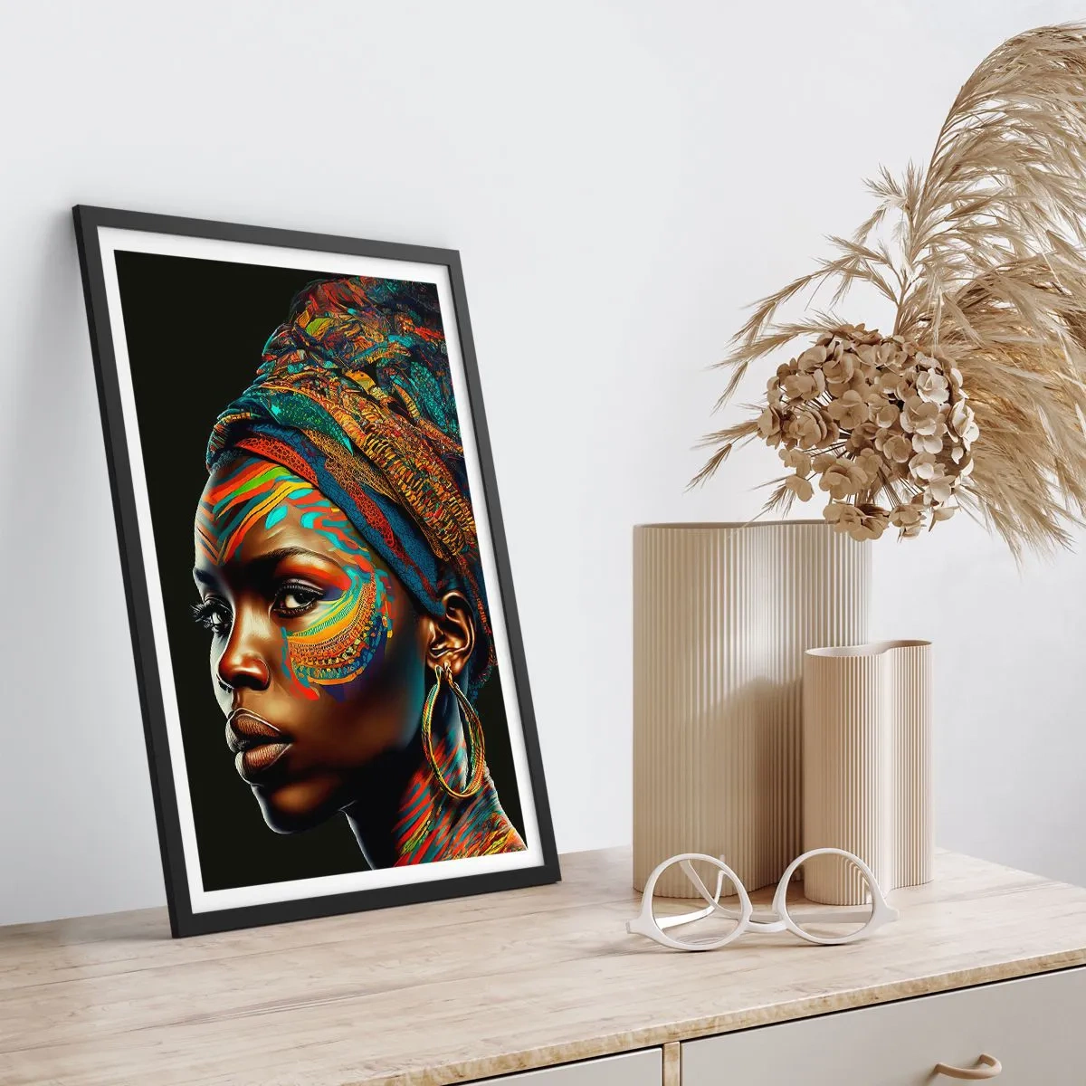 Plakat i sort ramme - Portræt af en kvinde i et farverigt tørklæde og etnisk makeup - 50x70cm - Afrikansk dronning - Moderne vægdekoration til stue og soveværelse ARTTOR