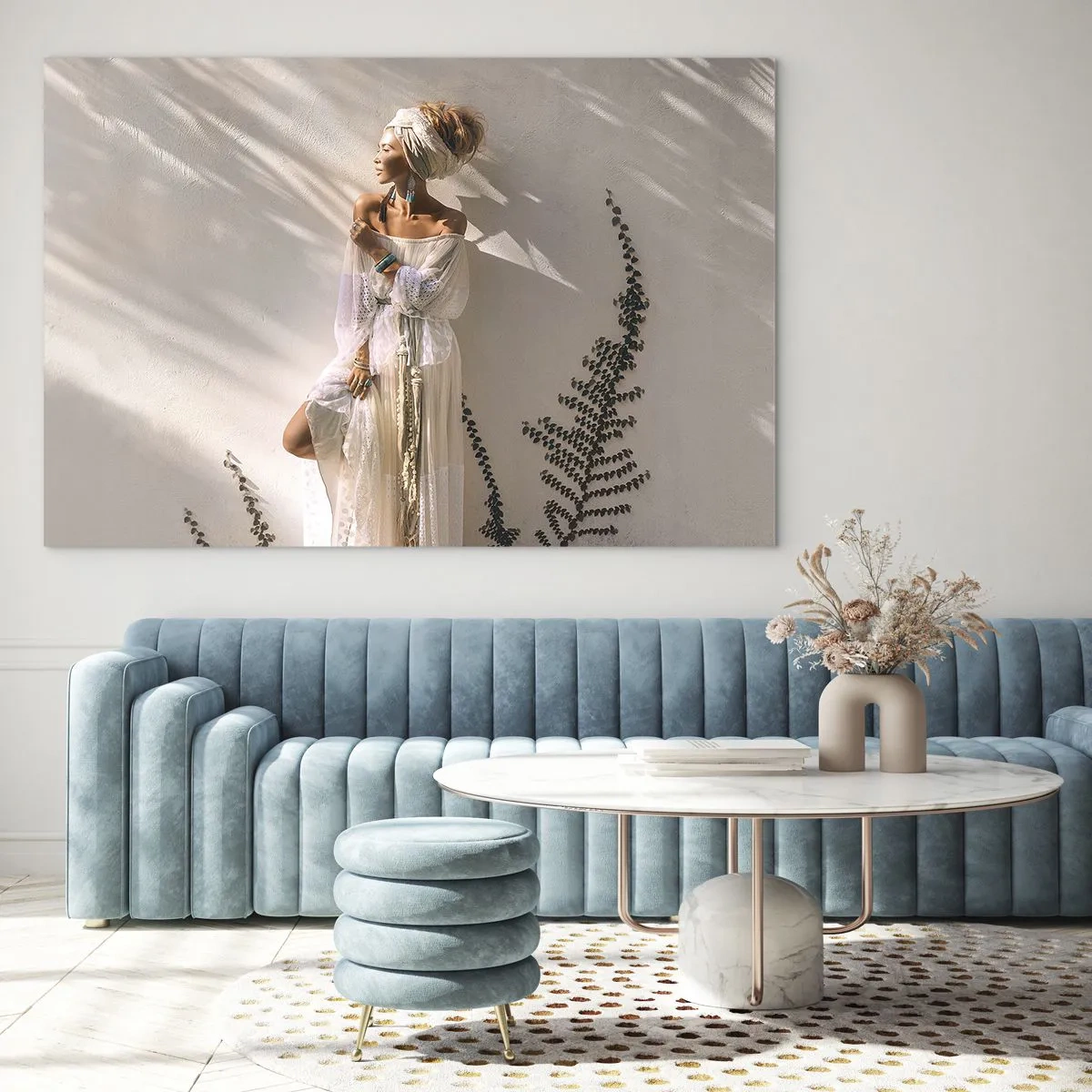 Billede på glas - En kvinde i boho-stil mod en baggrund af en lys væg og planteskygger - 70x50cm - Solen og pigen - Moderne vægdekoration til stue og soveværelse ARTTOR