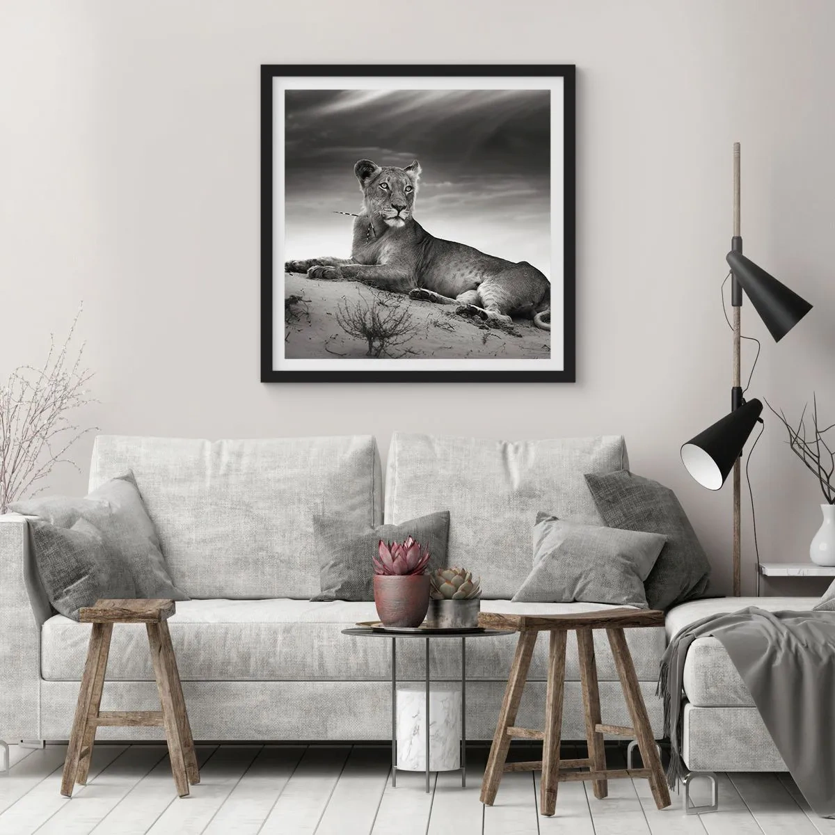 Plakat i sort ramme - Resten af ørkendronningen - 50x50 cm