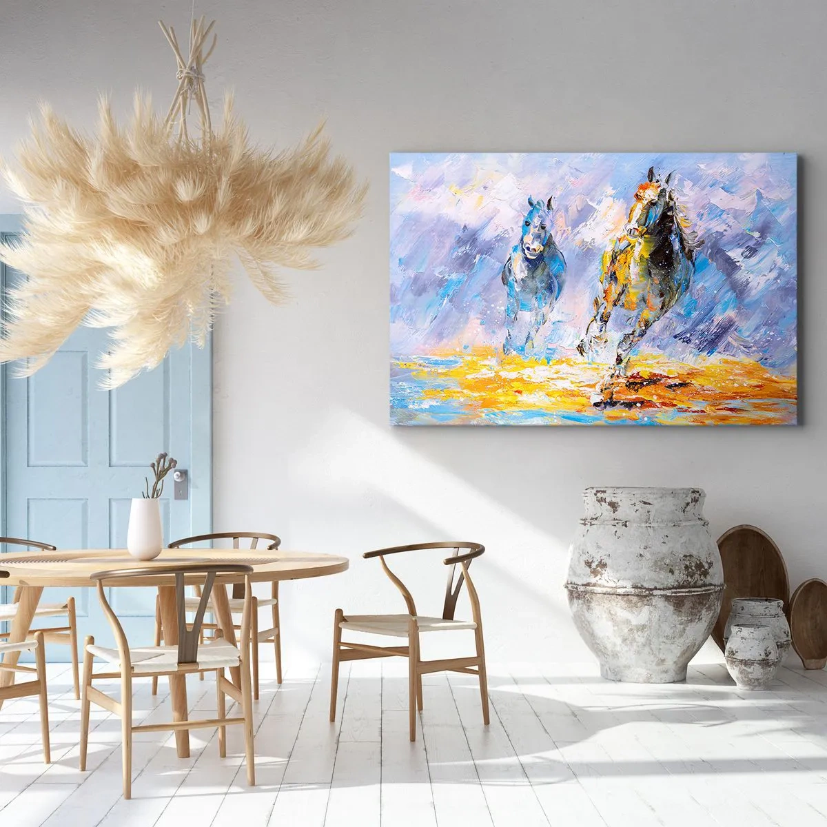 Lærredstryk - Billede på lærred - To heste i bevægelse mod baggrunden af et abstrakt landskab - 70x50cm - Galopperer gennem det blanke skær - Moderne vægdekoration til stue og soveværelse ARTTOR