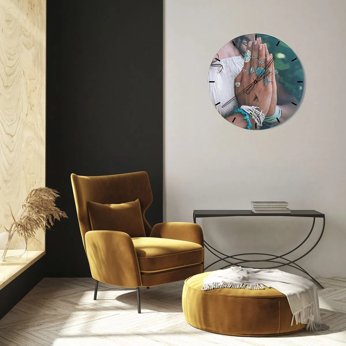 Vægur, Uret - Hænder med boho smykker mod en naturlig baggrund - 30x30cm - Velkommen til værens centrum - Moderne vægdekoration til stue, køkken og soveværelse ARTTOR
