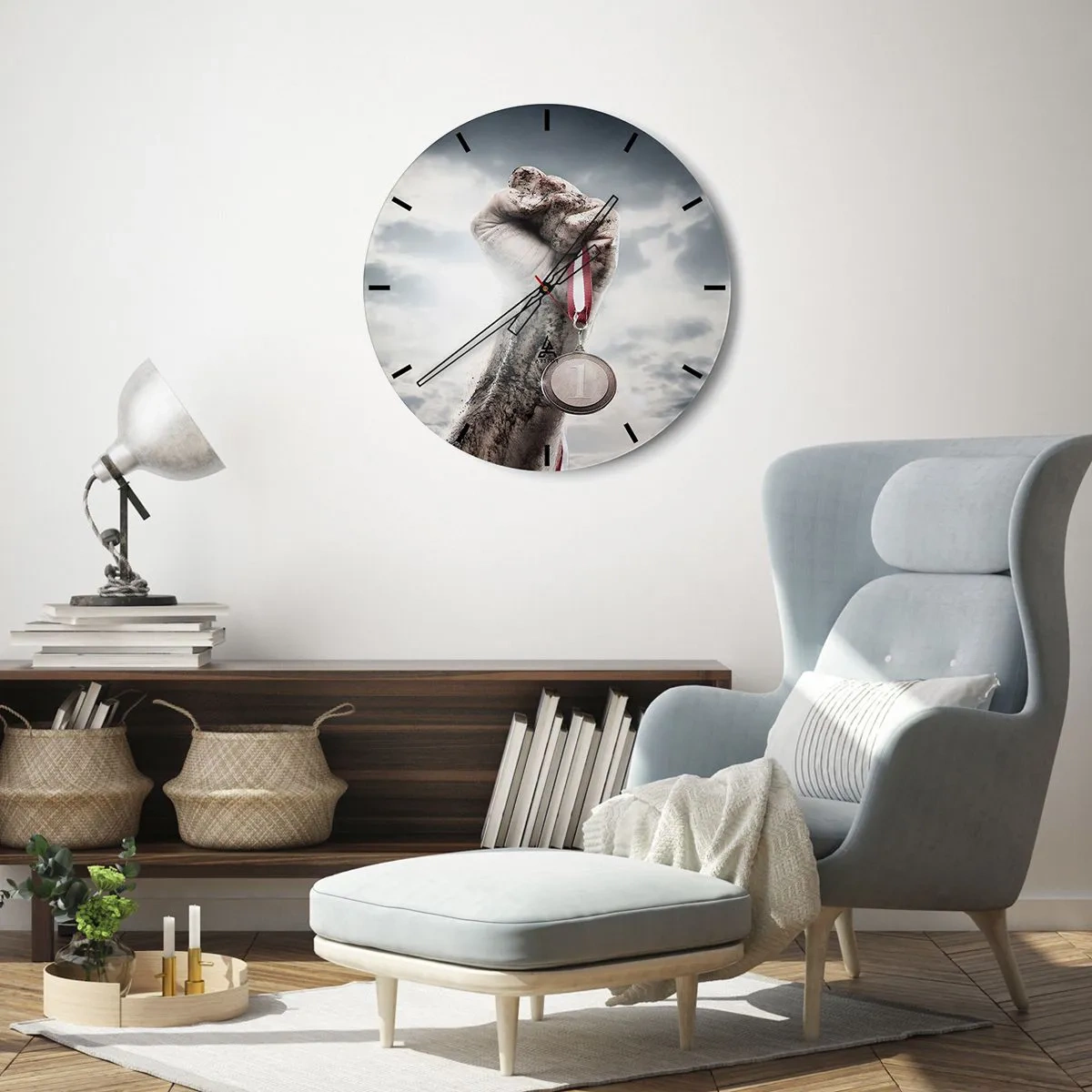 Vægur, Uret - Hånd med en medalje mod himlen - 30x30cm - Per aspera ad astra - Moderne vægdekoration til stue, køkken og soveværelse ARTTOR