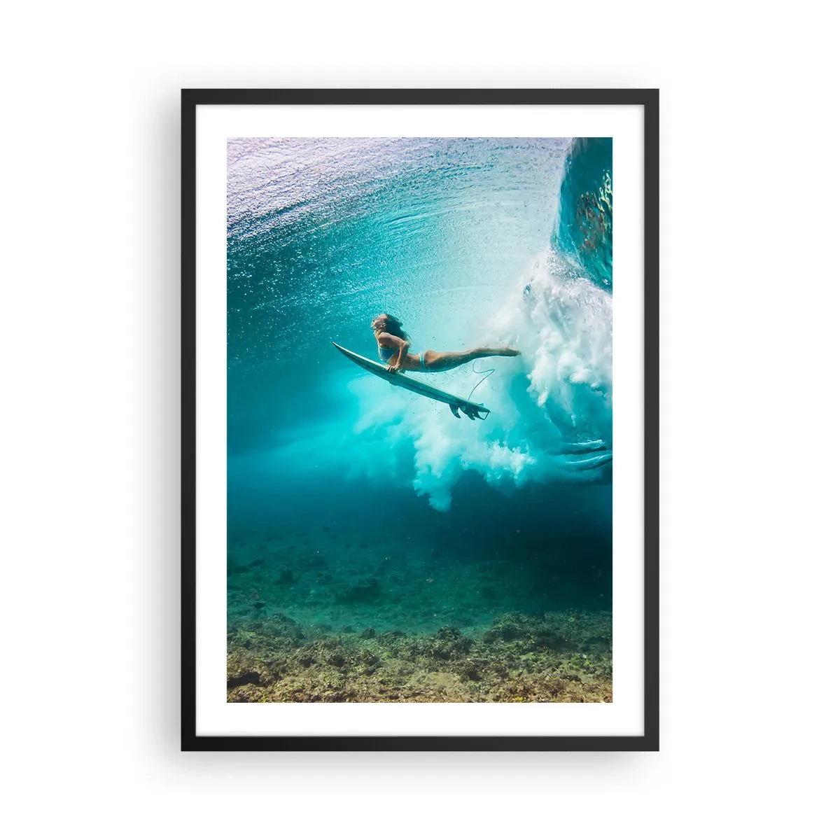 Plakat i sort ramme - En surfer under vandet i en dynamisk scene med turkise bølger. - 50x70cm - Undervandsverden - Moderne vægdekoration til stue og soveværelse ARTTOR