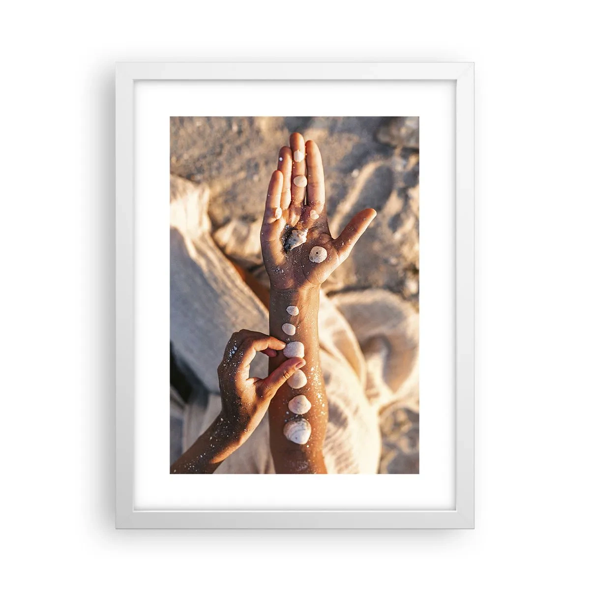 Plakat i hvid ramme - Skønhed inden for rækkevidde - 30x40 cm