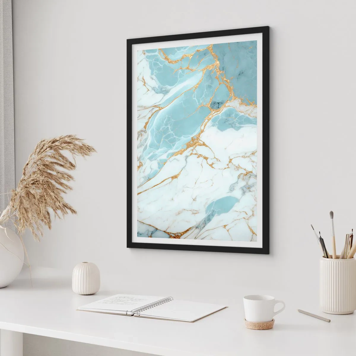 Plakat i sort ramme - Elegant marmor i nuancer af blå og guld - 50x70cm - Rigdom af sten - Moderne vægdekoration til stue og soveværelse ARTTOR