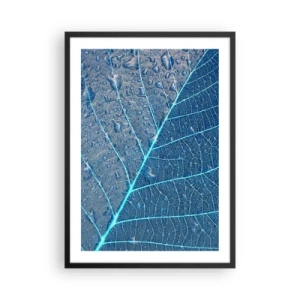 Plakat i sort ramme - Nærbillede af et blad i blå nuancer - 50x70cm - Livet i det blå - Moderne vægdekoration til stue og soveværelse ARTTOR
