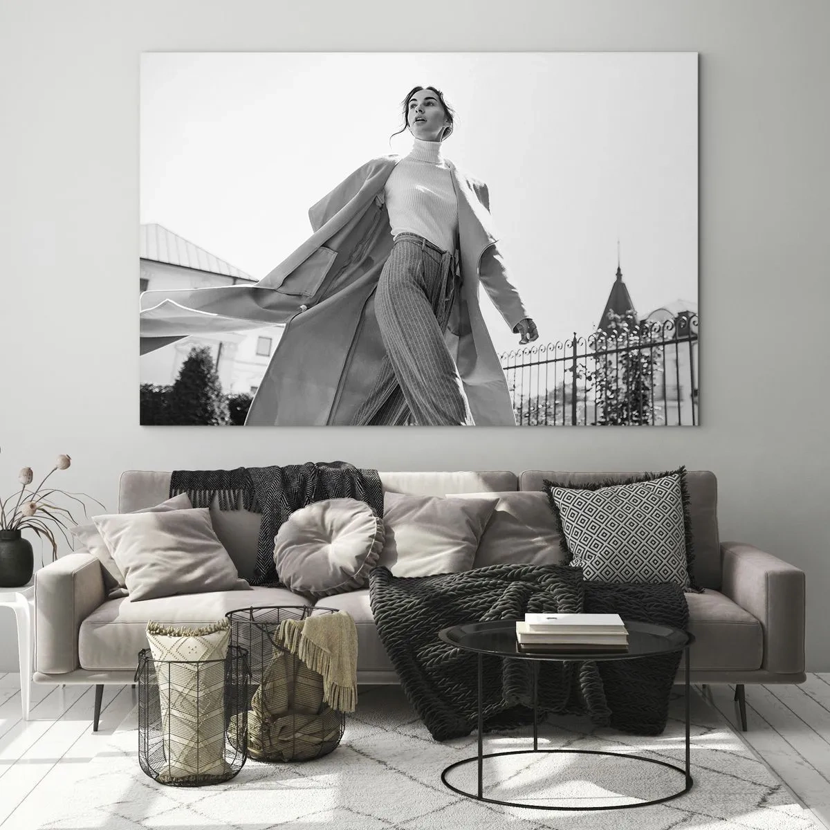 Billede på glas - En stilfuld kvinde i bevægelse mod en baggrund af urban arkitektur - 70x50cm - Kommer du med mig? - Moderne vægdekoration til stue og soveværelse ARTTOR