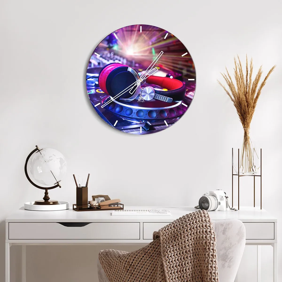 Vægur, Uret - DJ-hovedtelefoner og konsol i farverig spotlight - 30x30cm - Det vil ske, det vil ske - Moderne vægdekoration til stue, køkken og soveværelse ARTTOR