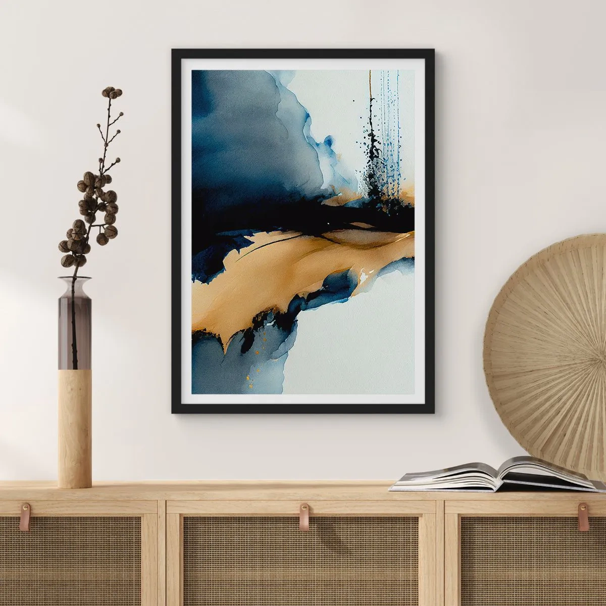 Plakat i sort ramme - En abstrakt komposition i nuancer af marineblå og guld - 50x70cm - Bag sløret - Moderne vægdekoration til stue og soveværelse ARTTOR