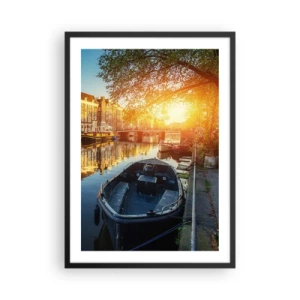 Plakat i sort ramme - Kanal med båd ved solnedgang - 50x70cm - Morgen i Amsterdam - Moderne vægdekoration til stue og soveværelse ARTTOR
