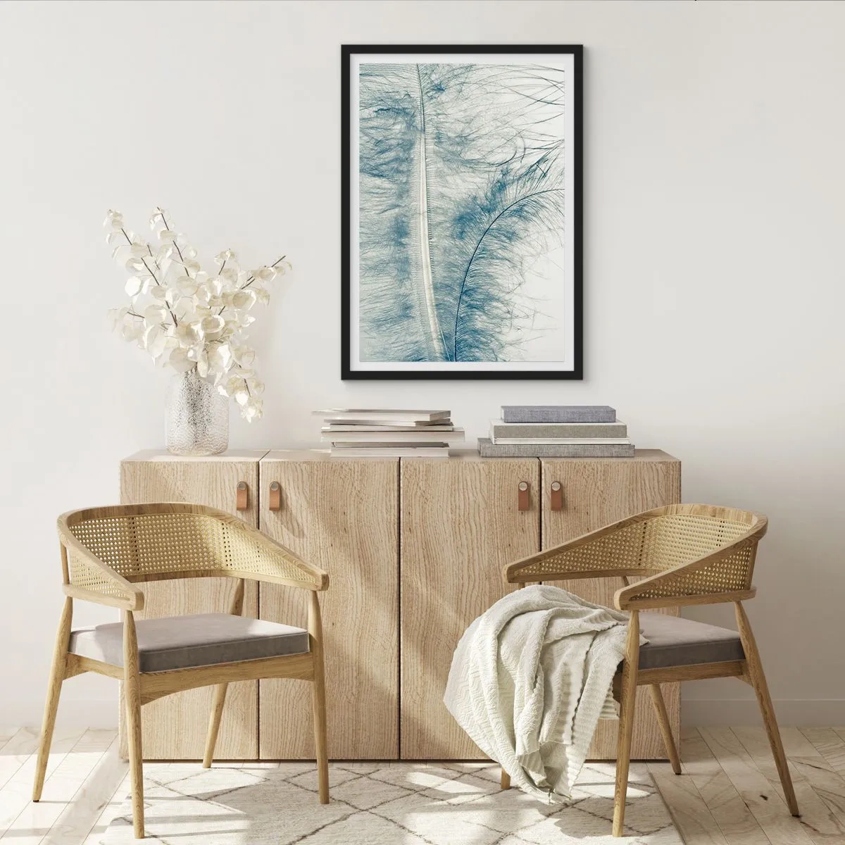 Plakat i sort ramme - En delikat fjer i diskrete blå nuancer - 50x70cm - Naturens hvisken - Moderne vægdekoration til stue og soveværelse ARTTOR