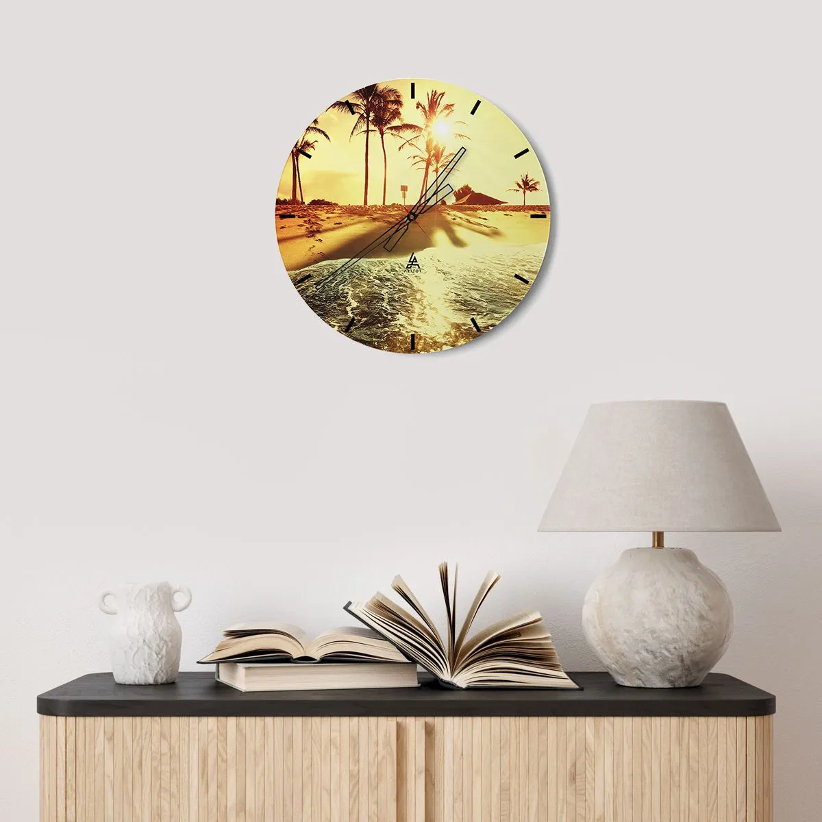 Vægur, Uret - En urskive med et strandmotiv i lyset af den nedgående sol - 30x30cm - Eftermiddag i Californien - Moderne vægdekoration til stue, køkken og soveværelse ARTTOR