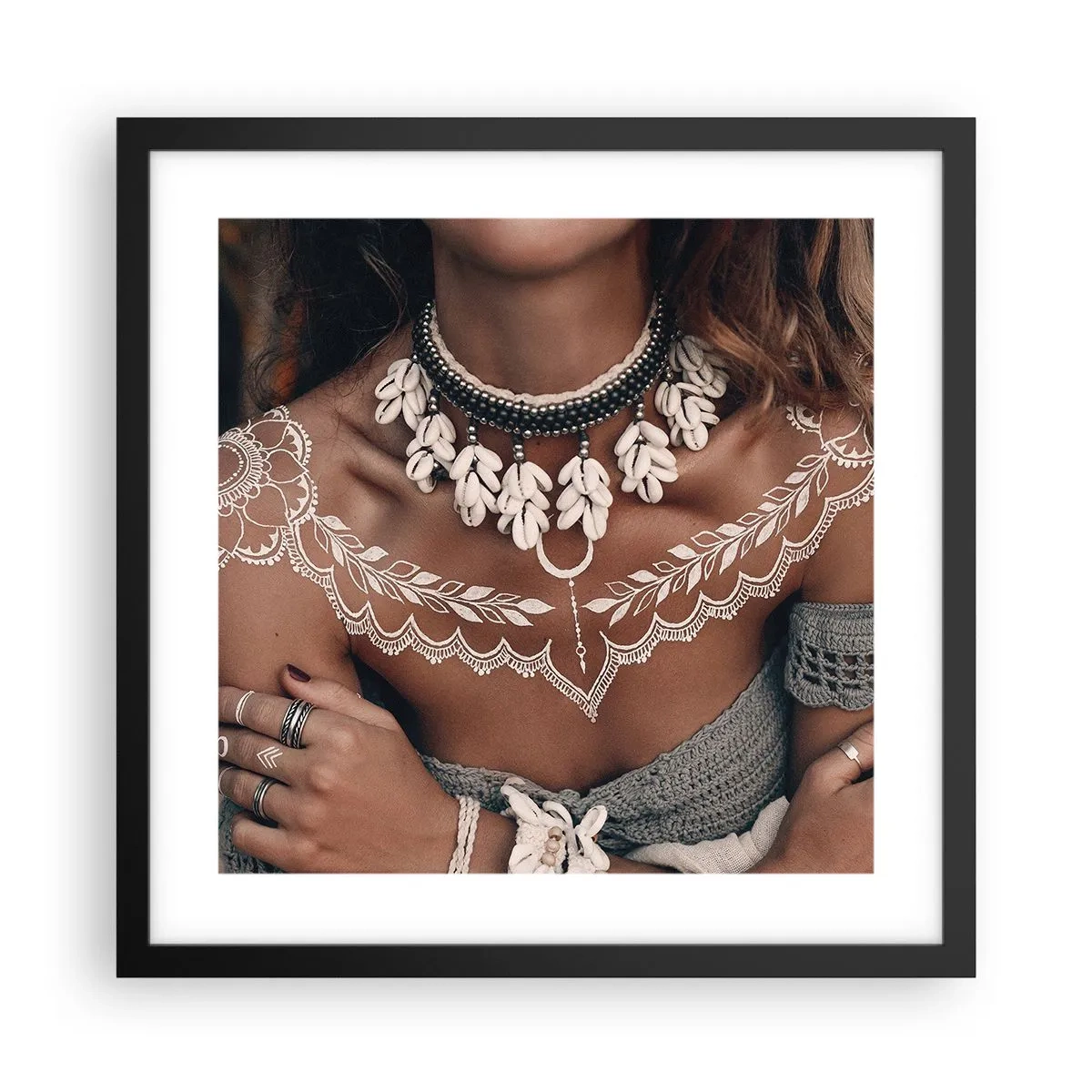 Plakat i sort ramme - Talismaner, ritualer om kvindelighed - 40x40 cm