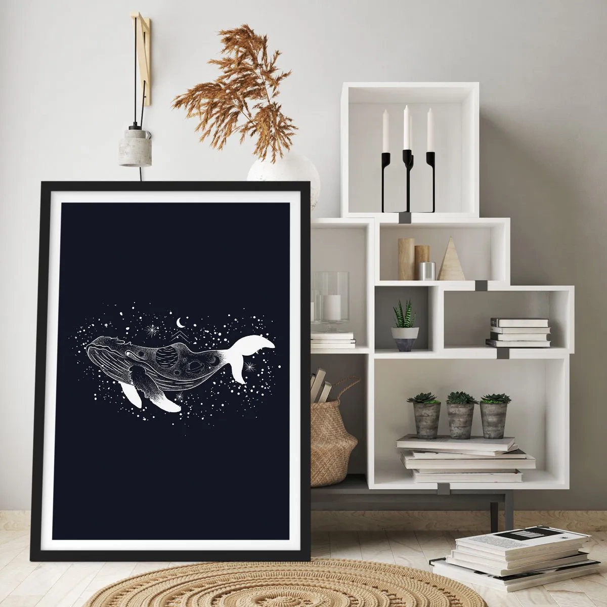 Plakat i sort ramme - En rumhval i grafisk stil på en sort baggrund - 50x70cm - I universets ocean - Moderne vægdekoration til stue og soveværelse ARTTOR