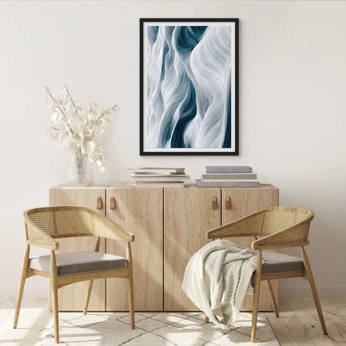 Plakat i sort ramme - Abstrakte bølger i nuancer af hvid og marineblå - 50x70cm - Hvide og blå bølger - Moderne vægdekoration til stue og soveværelse ARTTOR